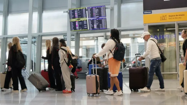 Turysta z Azji wyciągnął aparat na lotnisku Chopina. Interweniowały służby, dostał 500 zł mandatu