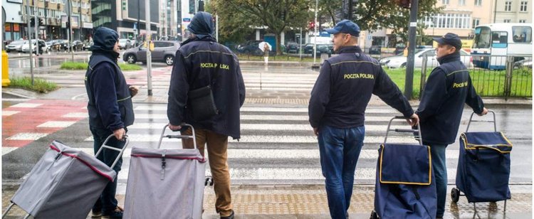 Listonosz już nie zapuka z pieniędzmi? Wypłata emerytur i rent już nie taka jak kiedyś
