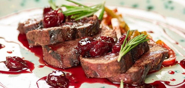 Ile kosztują potrawy w restauracji Kuby Wojewódzkiego?