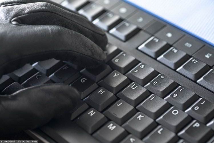 UOKiK ostrzega przed zagrożeniami w sieci. Oszuści urlopu nie biorą