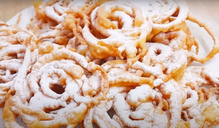 Co roku na Tłusty Czwartek robię lany chrust. To już tradycja