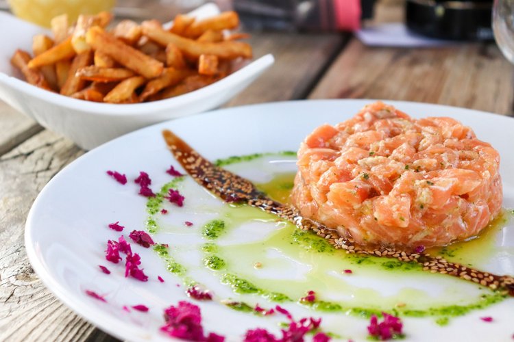 Tatar z łososia: polska odpowiedź na sushi