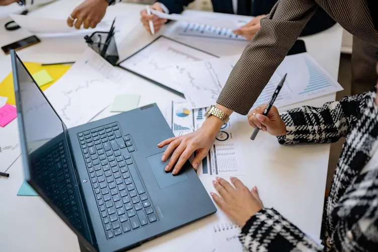 Jak zwiększyć marżę w 2026? Analityka czasu pracy w TimeCamp