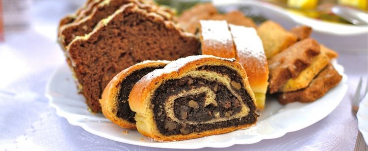 Makowiec zawijany  z orzechami, żurawiną i lukrem