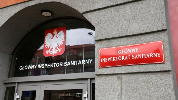 GIS wycofał ze sprzedaży boczek wędzony. Wykryto w nim groźną bakterię