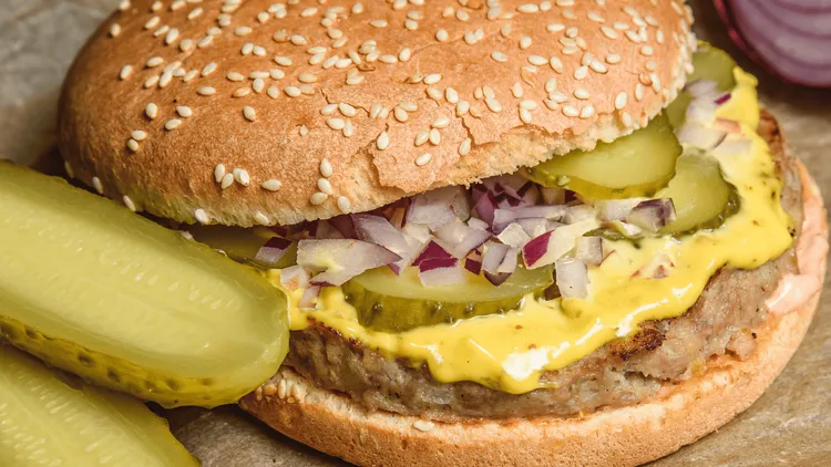 Chrupiące ogórki jak z McDonald's. Prosty przepis na kultowy dodatek