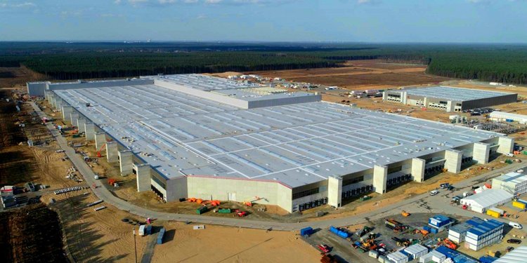 Elon Musk rekrutuje do swojej gigafabryki pod Berlinem. Wiemy ile można zarobić