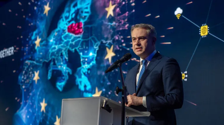 Polska zwleka z wdrożeniem ważnych unijnych przepisów. W tle naciski administracji Trumpa