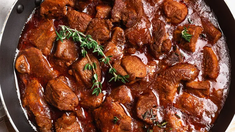 Perfekcyjny gulasz na Wszystkich Świętych. Gęsty, esencjonalny. Mięso rozpada się pod widelcem