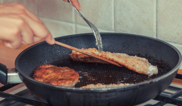 Na czym smażysz kotlety schabowe? Najlepsze kucharki zawsze używają 1 produktu