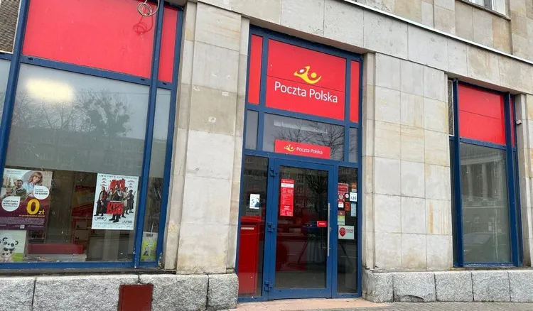 Mniej listonoszy i dłuższe kolejki. Nadchodzą redukcje w Poczcie Polskiej
