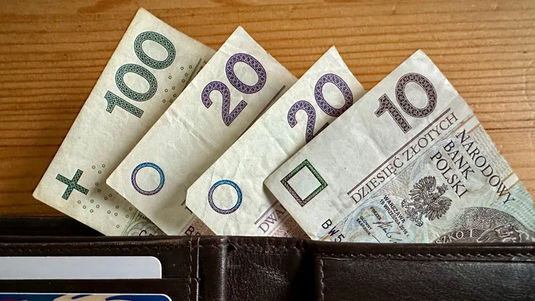 ZUS wypłaca 1431 zł. Złóż wniosek, decyzja będzie w 14 dni