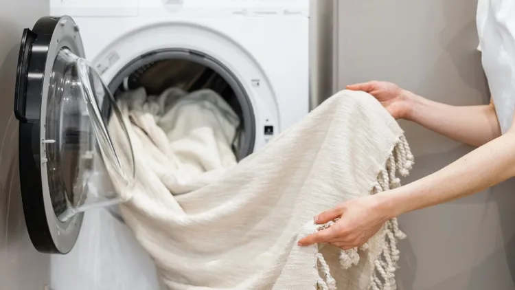 Rozpuść w wodzie produkt z kuchni i namocz firanki. Odzyskają śnieżną biel