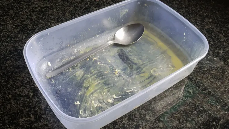  Plastikowe pojemniki na jedzenie cuchną? Ten patent usuwa 100% zapachu