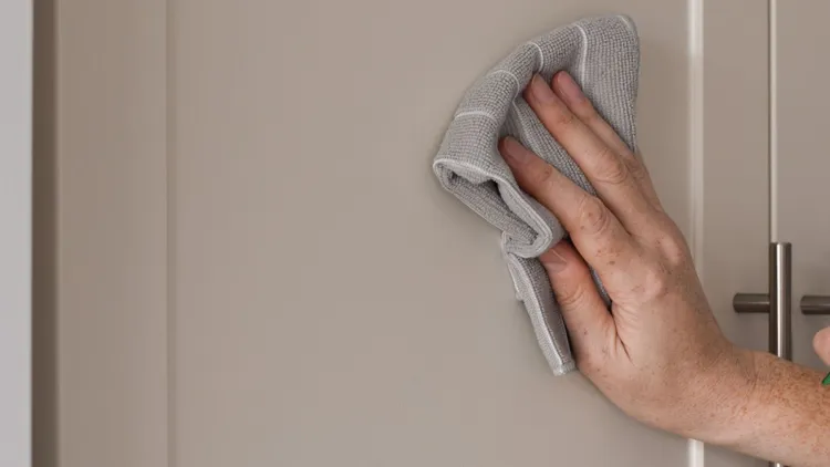 Wymieszaj z sodą i nałóż na szafkę w kuchni. Żółte plamy znikną w 15 minut