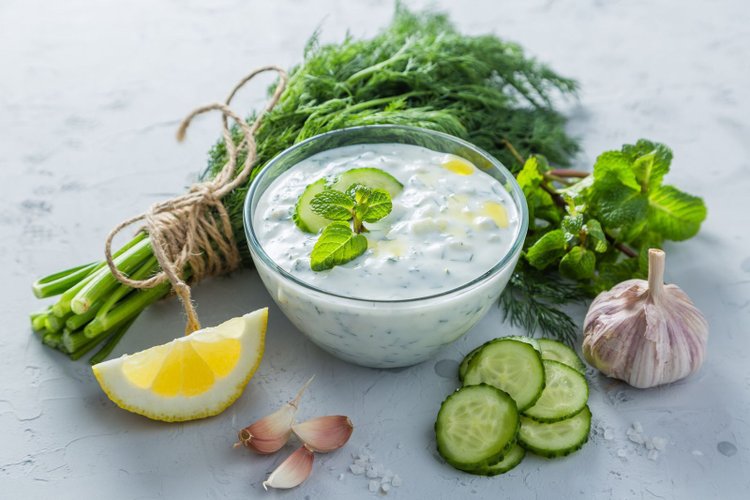 Pyszny i aromatyczny sos rodem z Grecki - przepis na tzatziki