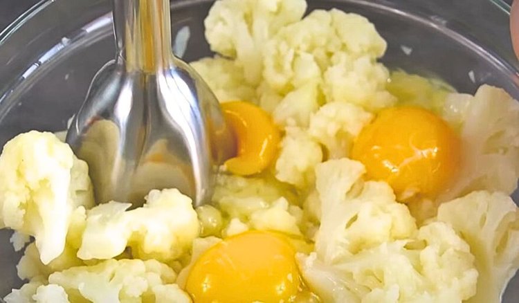 Ugotuj kalafiora, dodaj jajka i odpal blender. Nie ma lepszego obiadu na piątek