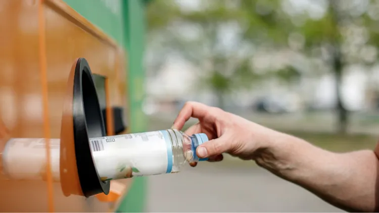 Emeryt znalazł sposób na dodatkowe pieniądze. Na kaucji zarabia nawet 300 zł tygodniowo