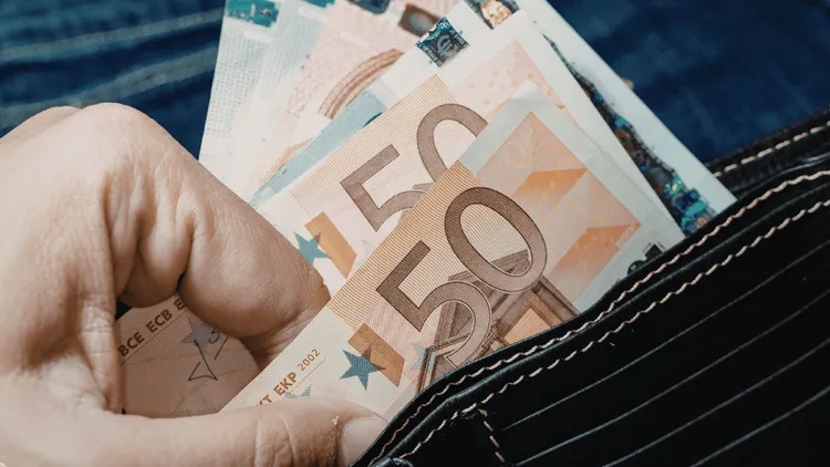 Kurs euro przed majówkowymi wyjazdami. Kiedy najlepiej wymienić walutę na zagraniczny urlop?
