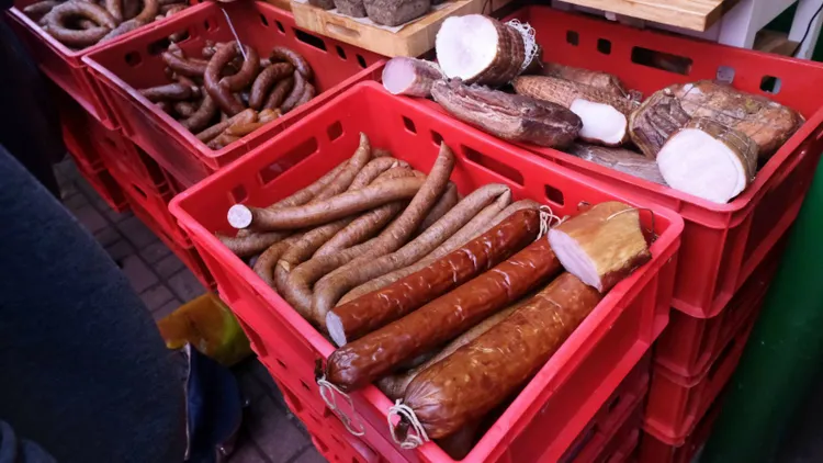 Tak oszukują na kiełbasie. Supermarkety stosują trik, który kosztuje Polaków fortunę