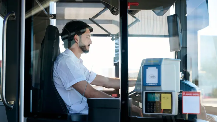 Ile zarabia kierowca autobusu? Polska płaci godnie, ale Zachód kusi fortuną