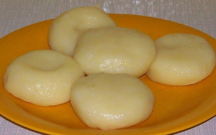 Przepis na te kluski śląskie dostałam od zaprzyjaźnionej kucharki. Nie ma w nich grama ziemniaków