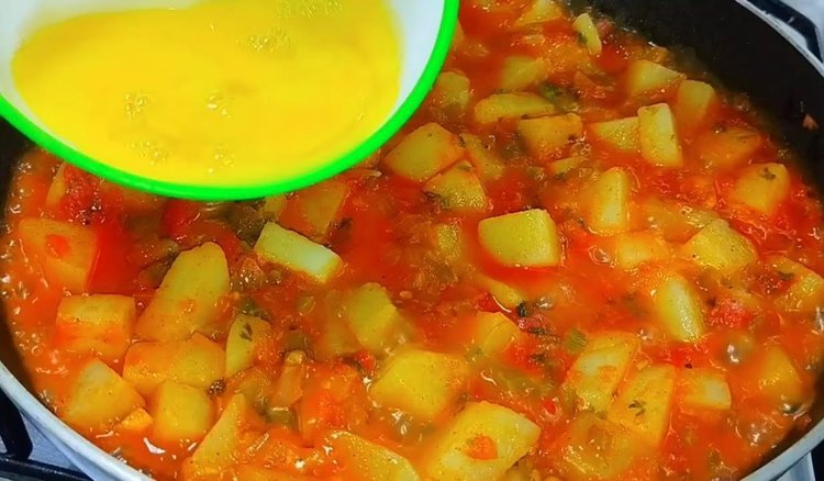 Podsmaż pokrojone ziemniaki i dodaj do nich jajko. Po chwili będziesz mieć pożywną i ciepłą kolację