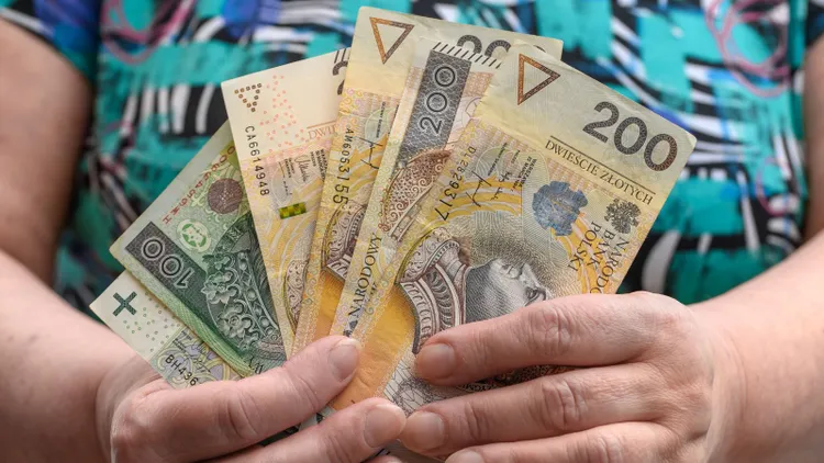 Skończyłaś 56 lat? ZUS wypłaci ponad 4200 zł świadczenia przedemerytalnego. Wystarczy spełnić 2 warunki