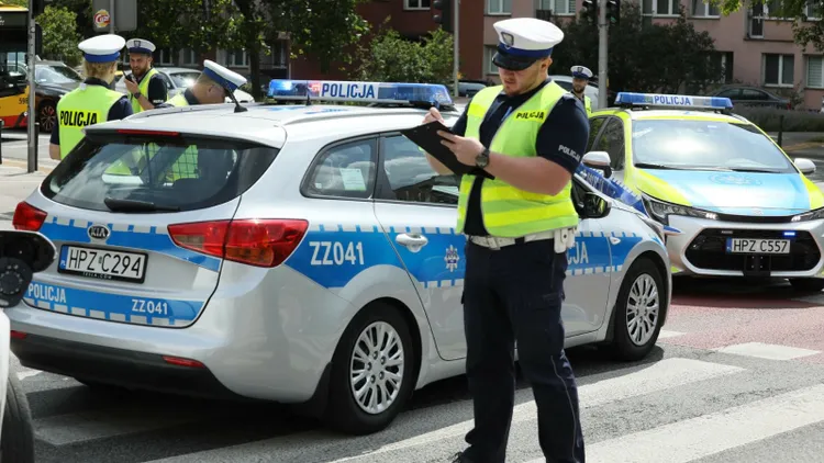 Nowy obowiązek dla polskich kierowców. To będzie musiało znaleźć się w konkretnych autach. Mandaty do 3 tys. zł