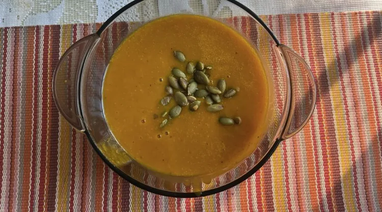 Sypię do zupy z dyni garść rozgrzewających przypraw. Wychodzi lepsza niż z restauracji