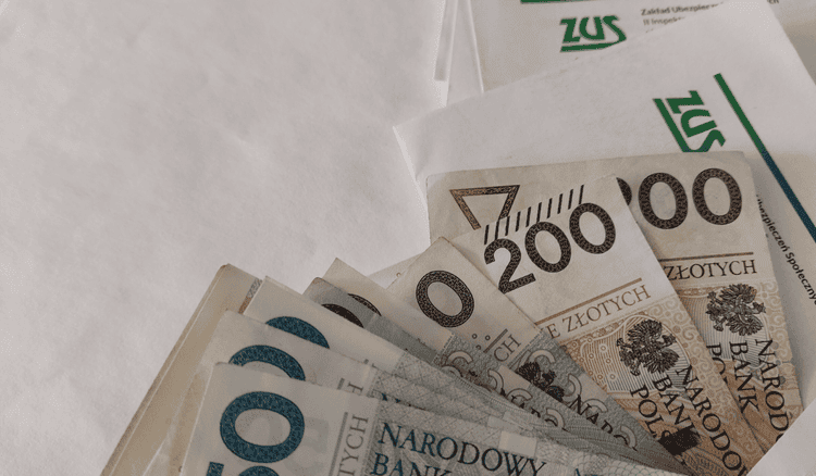 Najniższa emerytura w Polsce. Koszt jej wysyłki przewyższa wartość świadczenia