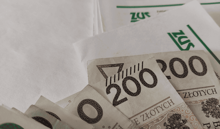 Najwyższa emerytura w Polsce wynosi 22 776,86 zł netto. ZUS wskazuje, jak podwyższyć świadczenie