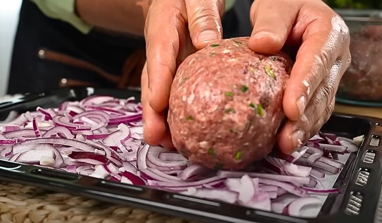 Lepię wielkiego kotleta, kładę na cebuli i zapiekam. Często robię to zamiast zwykłych mielonych