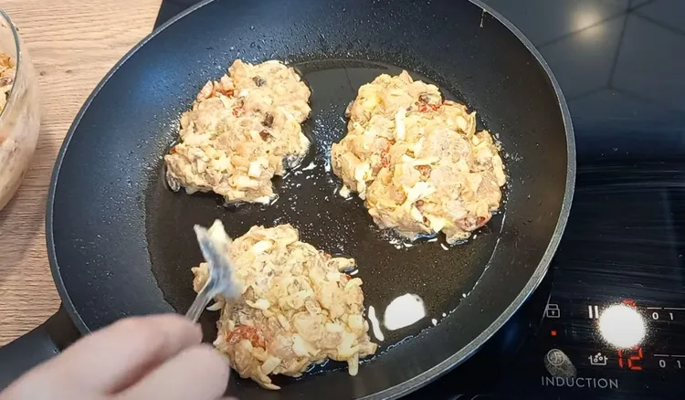 Posiekaj, wymieszaj i usmaż na patelni. Banalne w przygotowaniu kotlety smakują jak marzenie