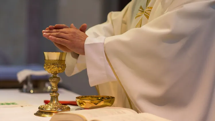 Taką kwotę ZUS przelewa księżom emerytom co miesiąc. Można się zdziwić
