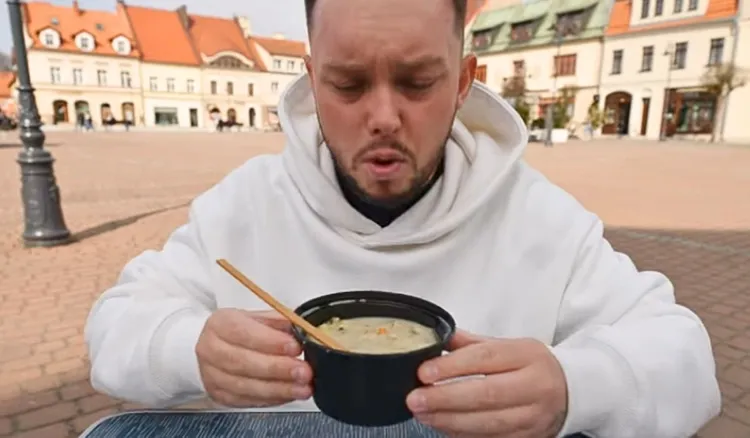 Zamówił ogórkową w barze mlecznym. Nagle złapał za miskę, tego jeszcze nie było