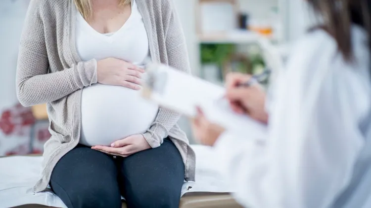 Zwolnienie lekarskie w trakcie ciąży. Ten kod znacząco zwiększa świadczenie