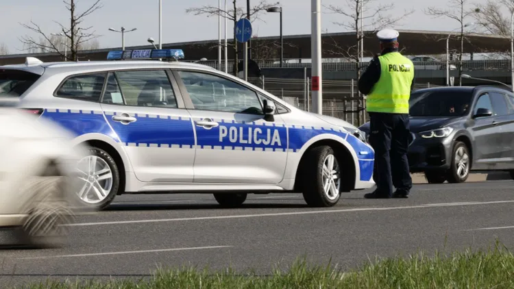 Telefon w uchwycie nie zawsze chroni przed mandatem. Ważny jest jeden szczegół