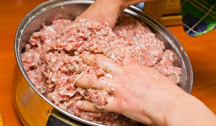 Obierz i wrzuć do masy na mielone. Latem zawsze robię takie kotlety, są obłędne 