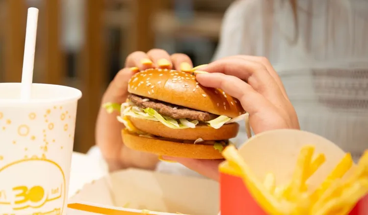 Zjadła burgera w McDonald's i trafiła do szpitala. 15-latka kolejną ofiarą zatrucia w USA