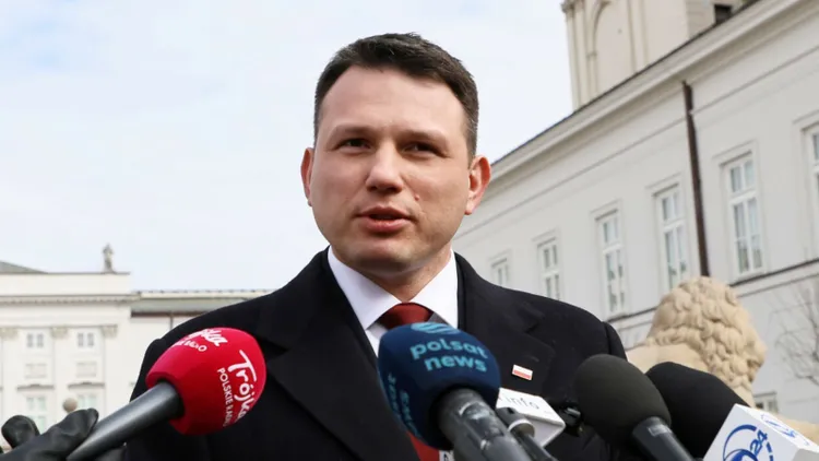 Kancelaria Mentzena szuka pracowników. Takie oferuje zarobki, ale wymagania mogą zaskoczyć