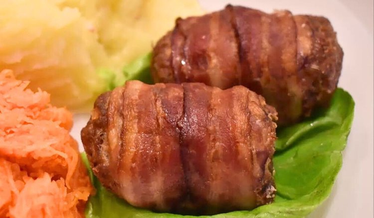 Zawijam mielone w boczek i do pieca. Na takie gołąbki rzuca się rodzina