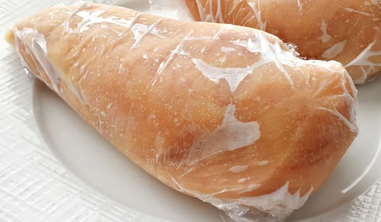 Nie rozmrażaj mięsa kurczaka, zrób z niego tarte kotlety. Ten przepis zasługuje na puchar