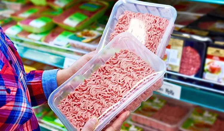 Wziął do ręki opakowanie mięsa mielonego i aż się zagotował. Ekspert ostrzega, „śmieją nam się w twarz"