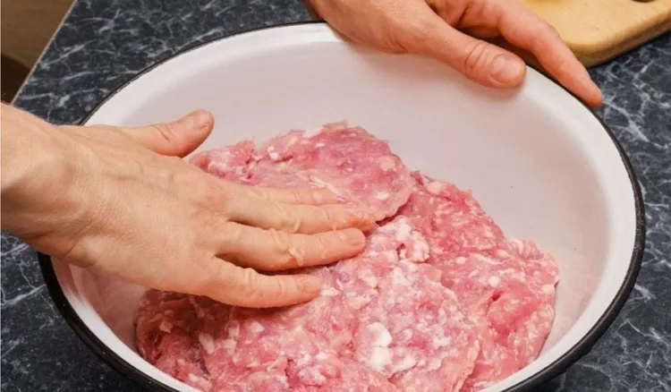 Pokrój w drobną kostkę i wrzuć do masy na mielone. Dawno nie jadłem lepszych kotletów