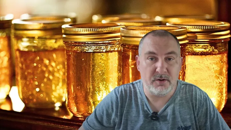Kuchenna szafka to najgorsze miejsce do trzymania miodu. Pszczelarz wyjawia dlaczego