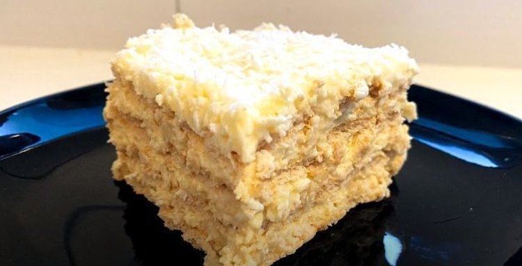 Przepyszne ciasto Śnieżny Puch nie wymaga pieczenia. Znika z talerzy tak szybko jak topiący się śnieg