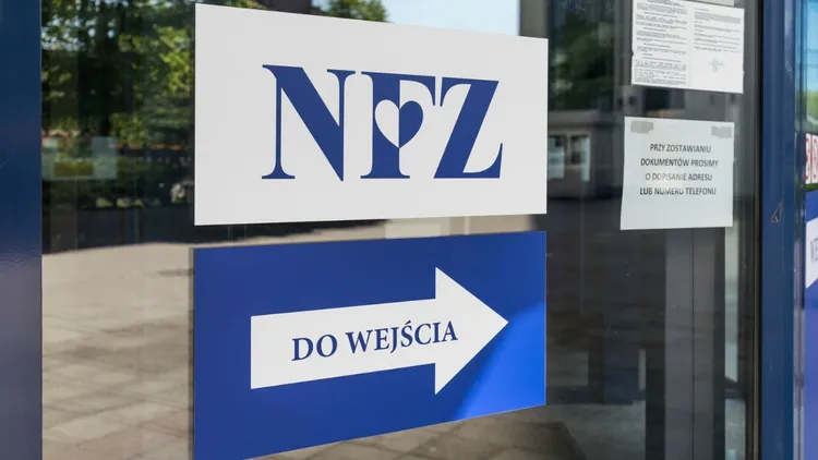 Podszywają się pod NFZ i wyłudzają dane. Fałszywa wiadomość obiega sieć