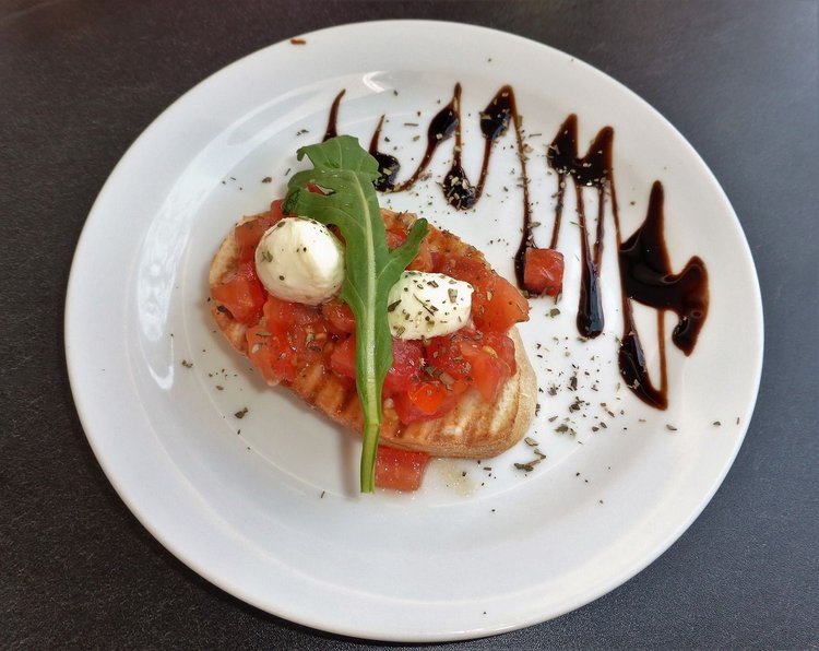 Pieczone bruschetty z dorsza z pomidorami