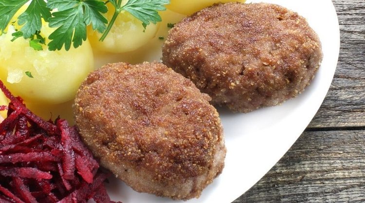 Prosty sposób na soczyste kotlety mielone. Koniecznie pamiętaj o najważniejszych zasadach